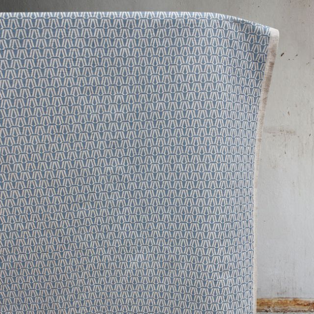 Elva True Blue - Natural curtain fabric, Blue contemporary print